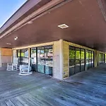 Breezy Pcb Retreat With Balcony - Walk To Beach!