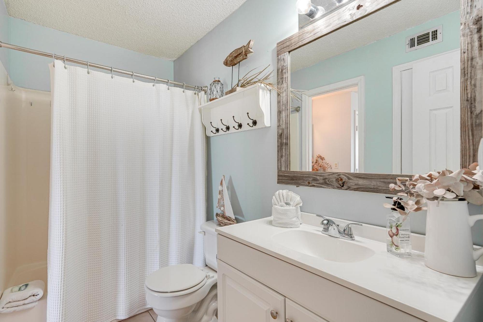 Apartment Breezy Pcb Retreat With Balcony - Walk To Beach! *