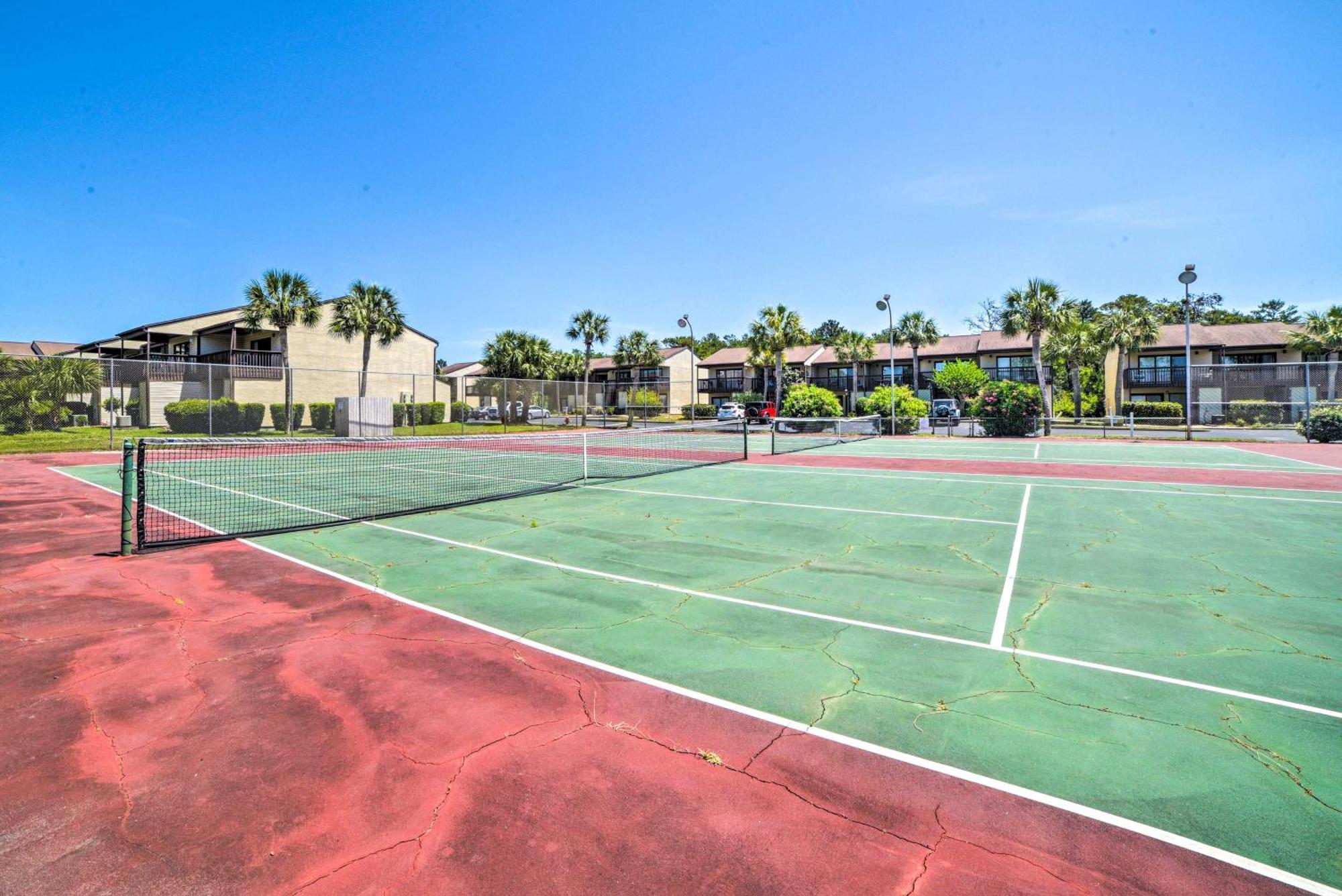 Breezy Pcb Retreat With Balcony - Walk To Beach! *