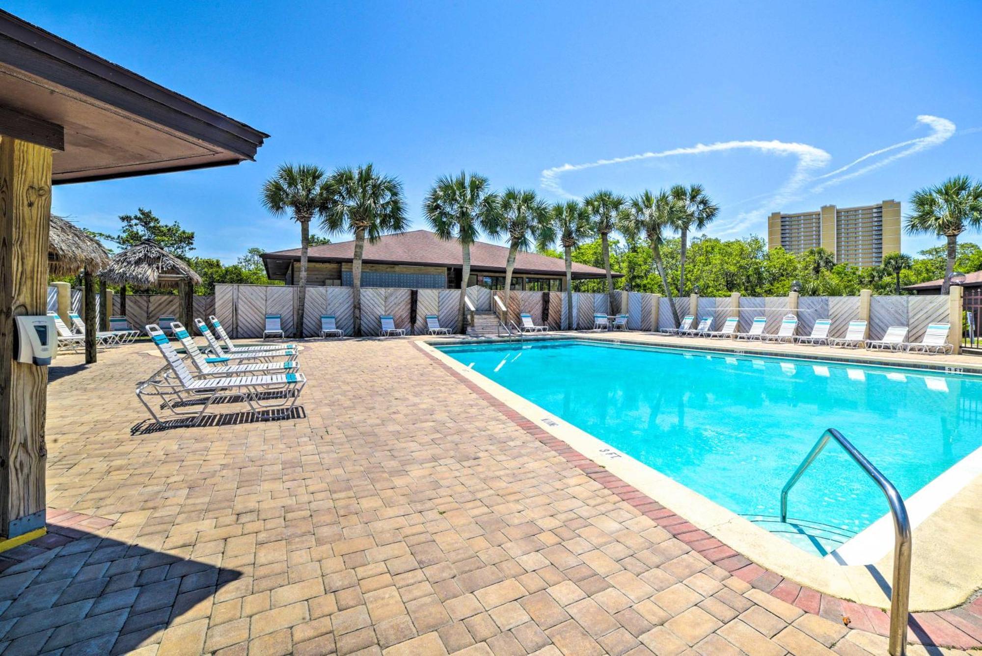 Breezy Pcb Retreat With Balcony - Walk To Beach!
