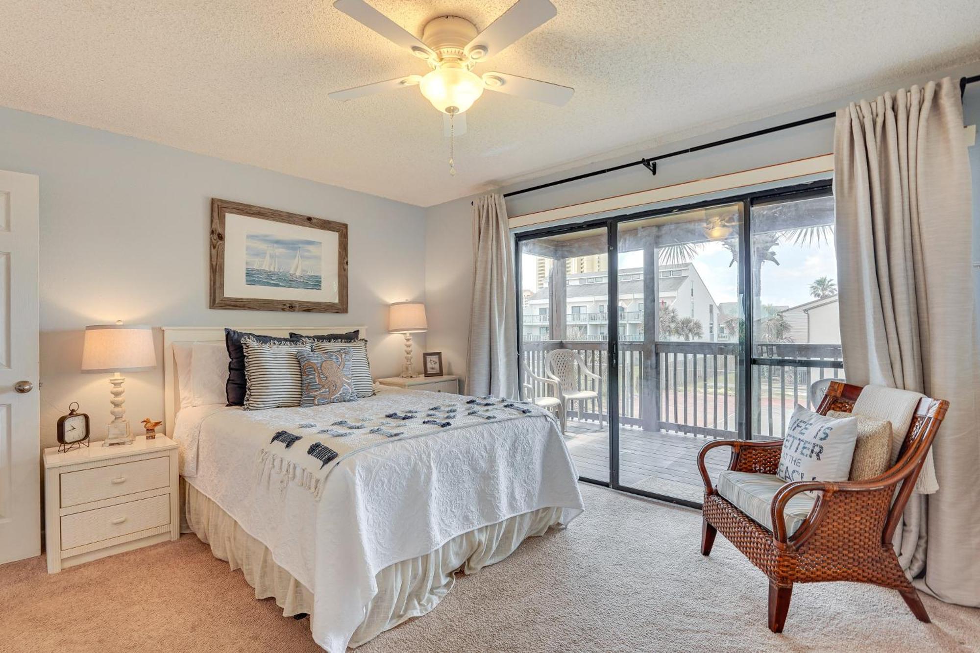 Breezy Pcb Retreat With Balcony - Walk To Beach! Apartment *