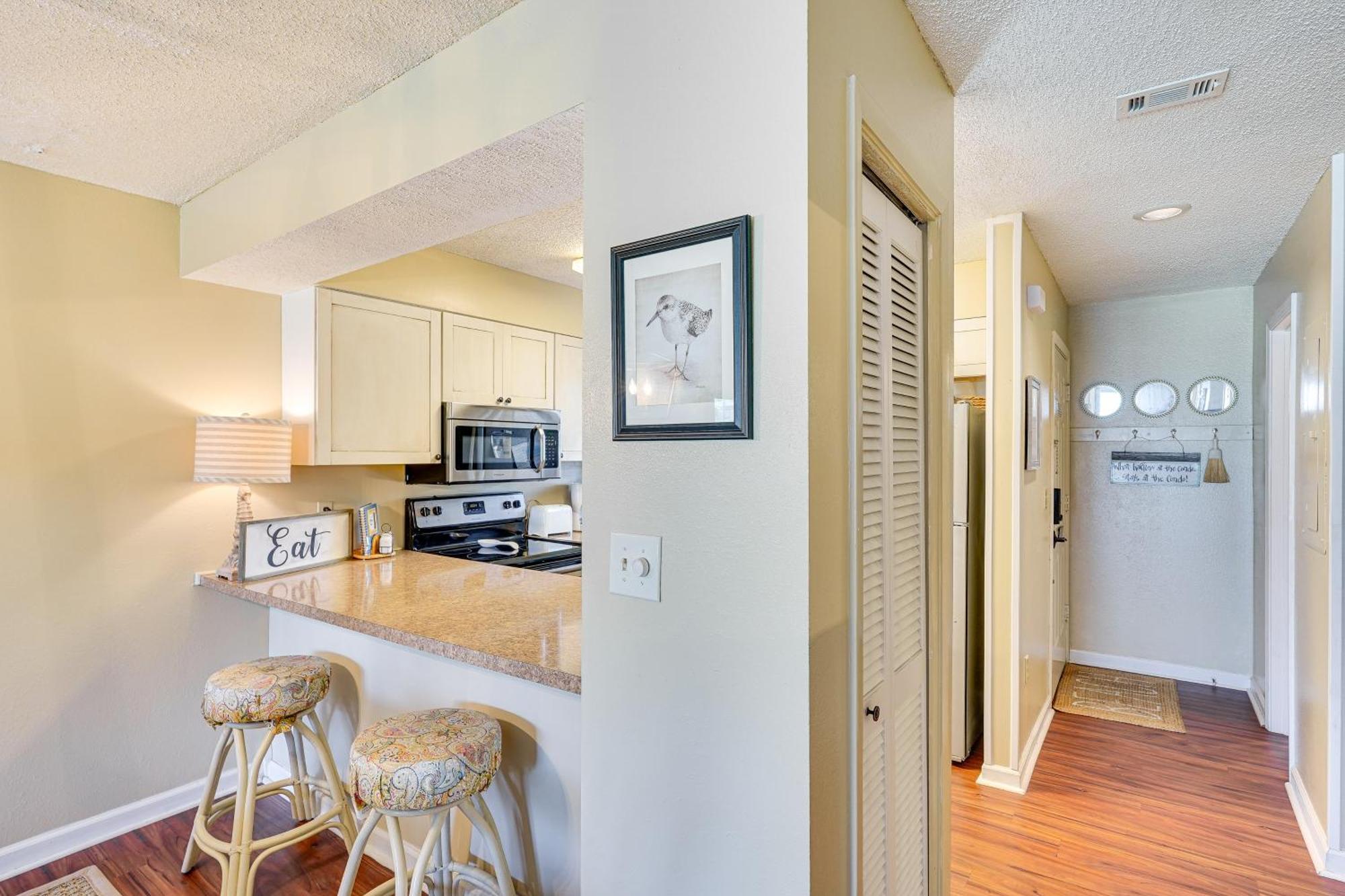 Breezy Pcb Retreat With Balcony - Walk To Beach!