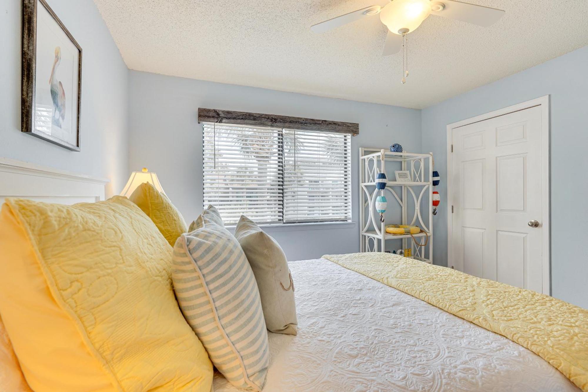 Breezy Pcb Retreat With Balcony - Walk To Beach! Apartment