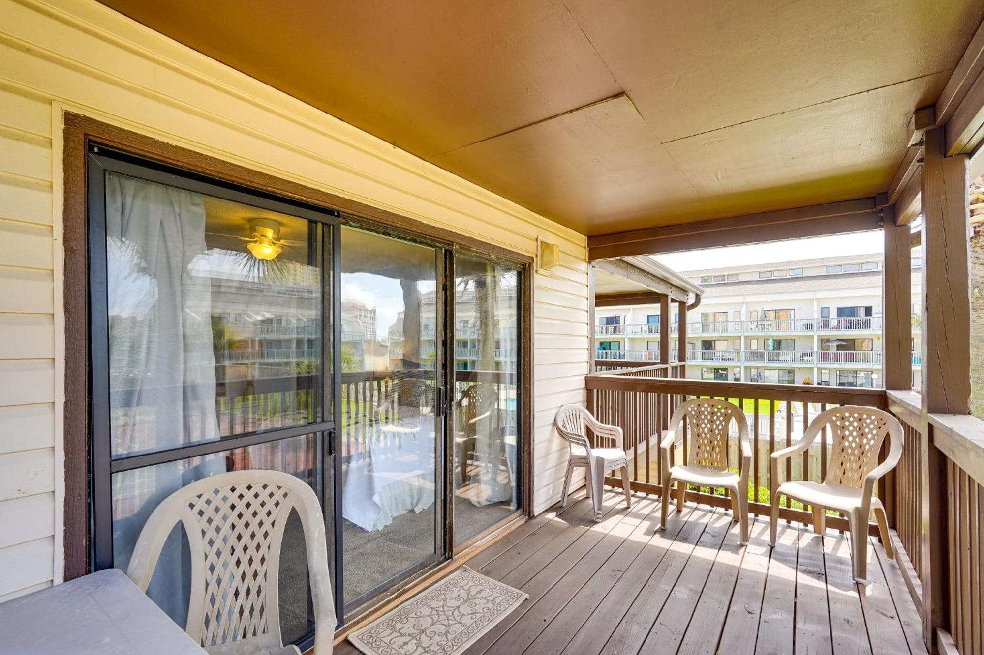 Apartment Breezy Pcb Retreat With Balcony - Walk To Beach!