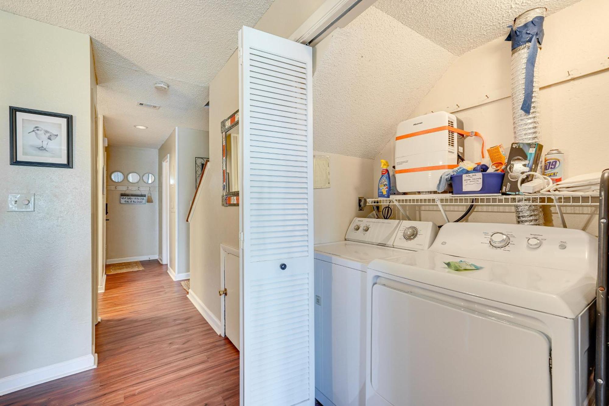 Breezy Pcb Retreat With Balcony - Walk To Beach! *