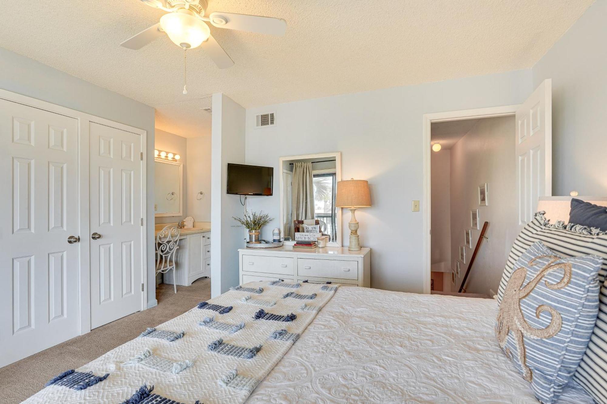 Apartment Breezy Pcb Retreat With Balcony - Walk To Beach!