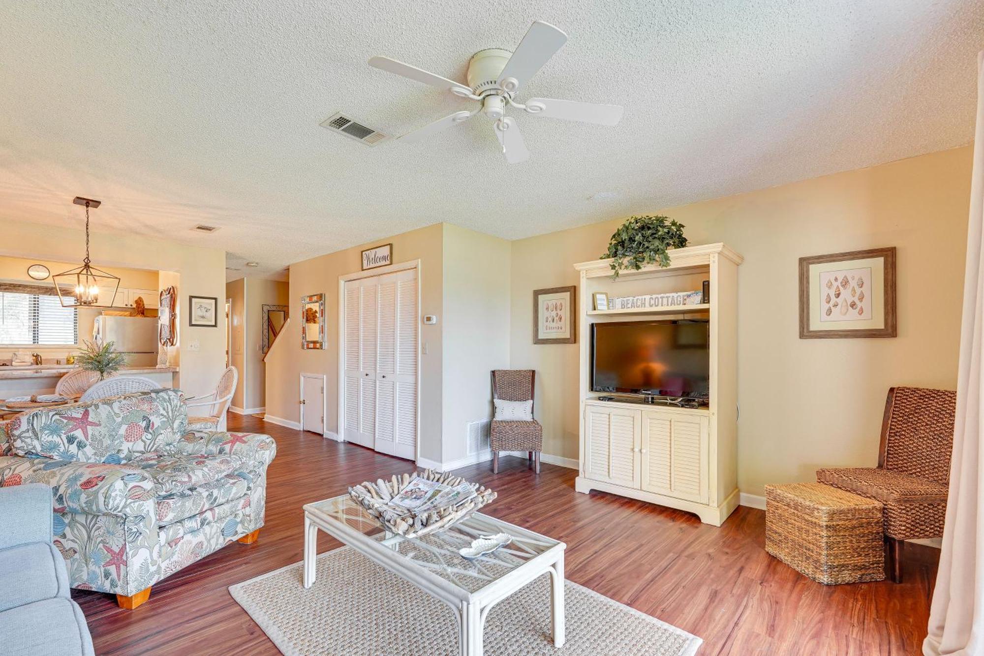 Breezy Pcb Retreat With Balcony - Walk To Beach! Apartment