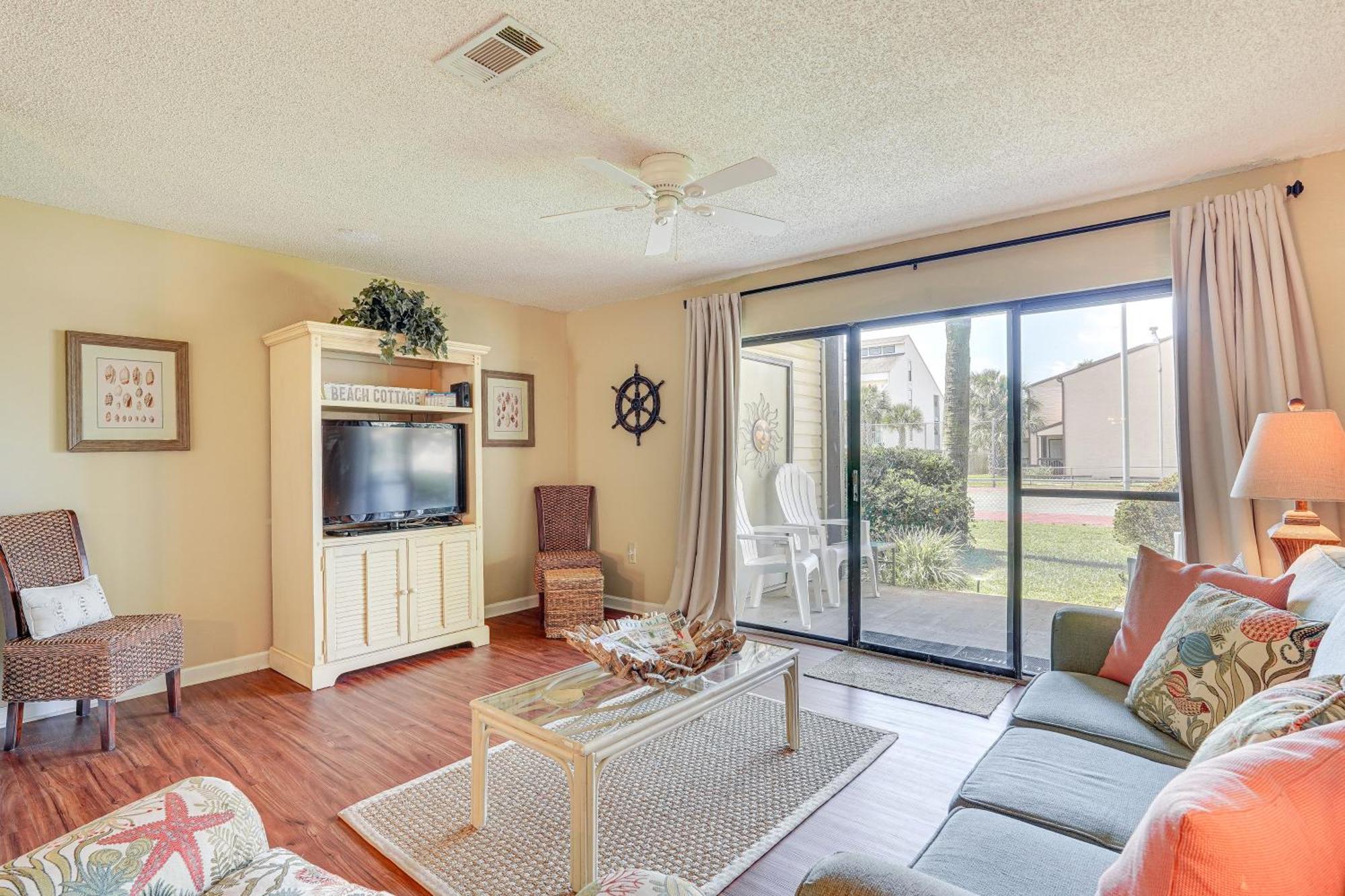 Breezy Pcb Retreat With Balcony - Walk To Beach! *