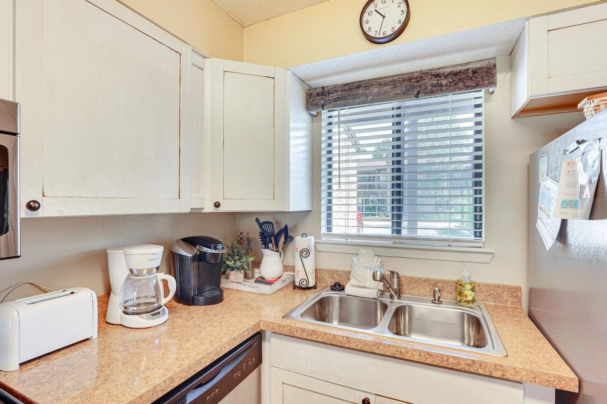 Breezy Pcb Retreat With Balcony - Walk To Beach! * Panama City Beach
