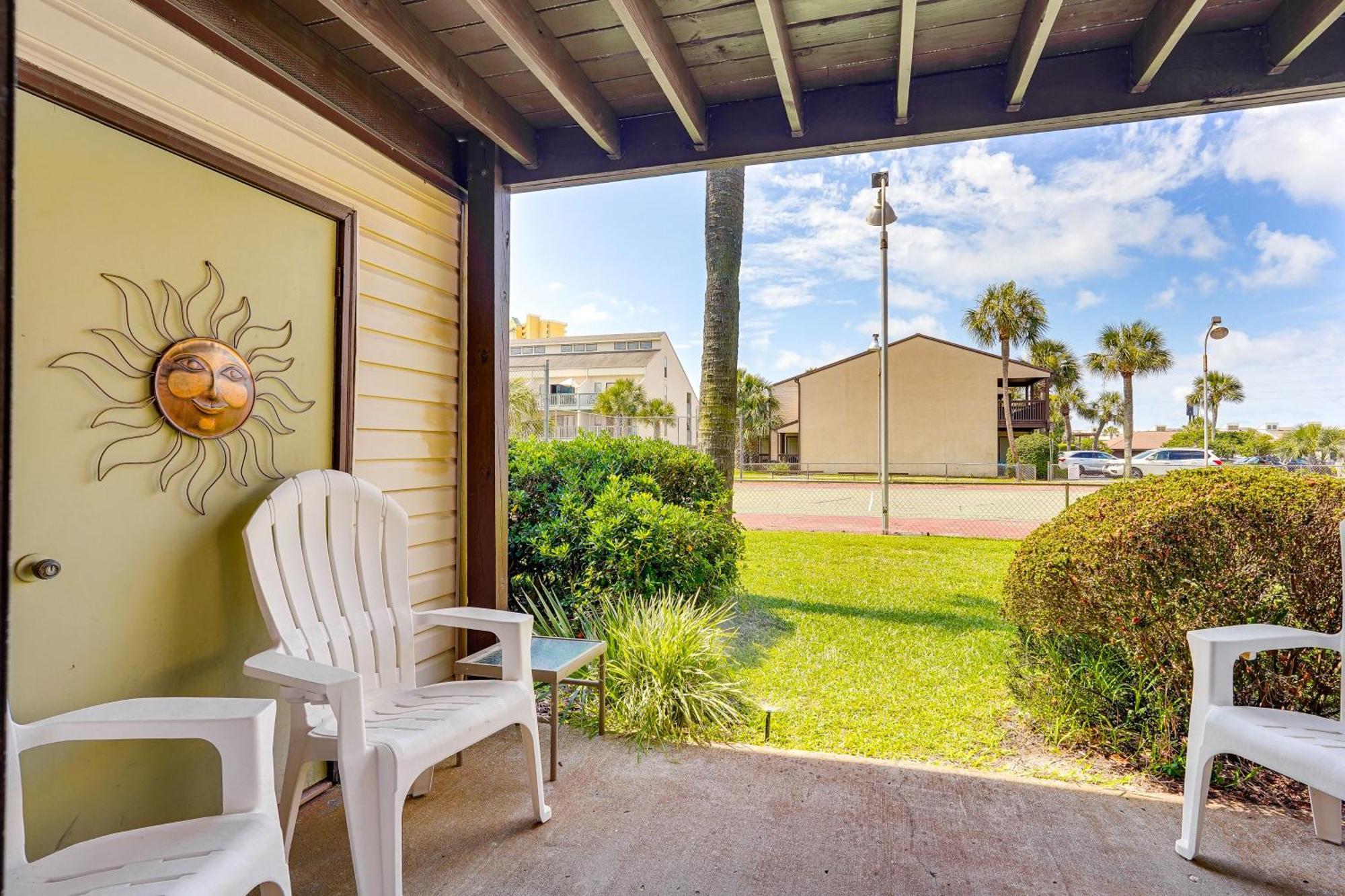 Apartment Breezy Pcb Retreat With Balcony - Walk To Beach! *