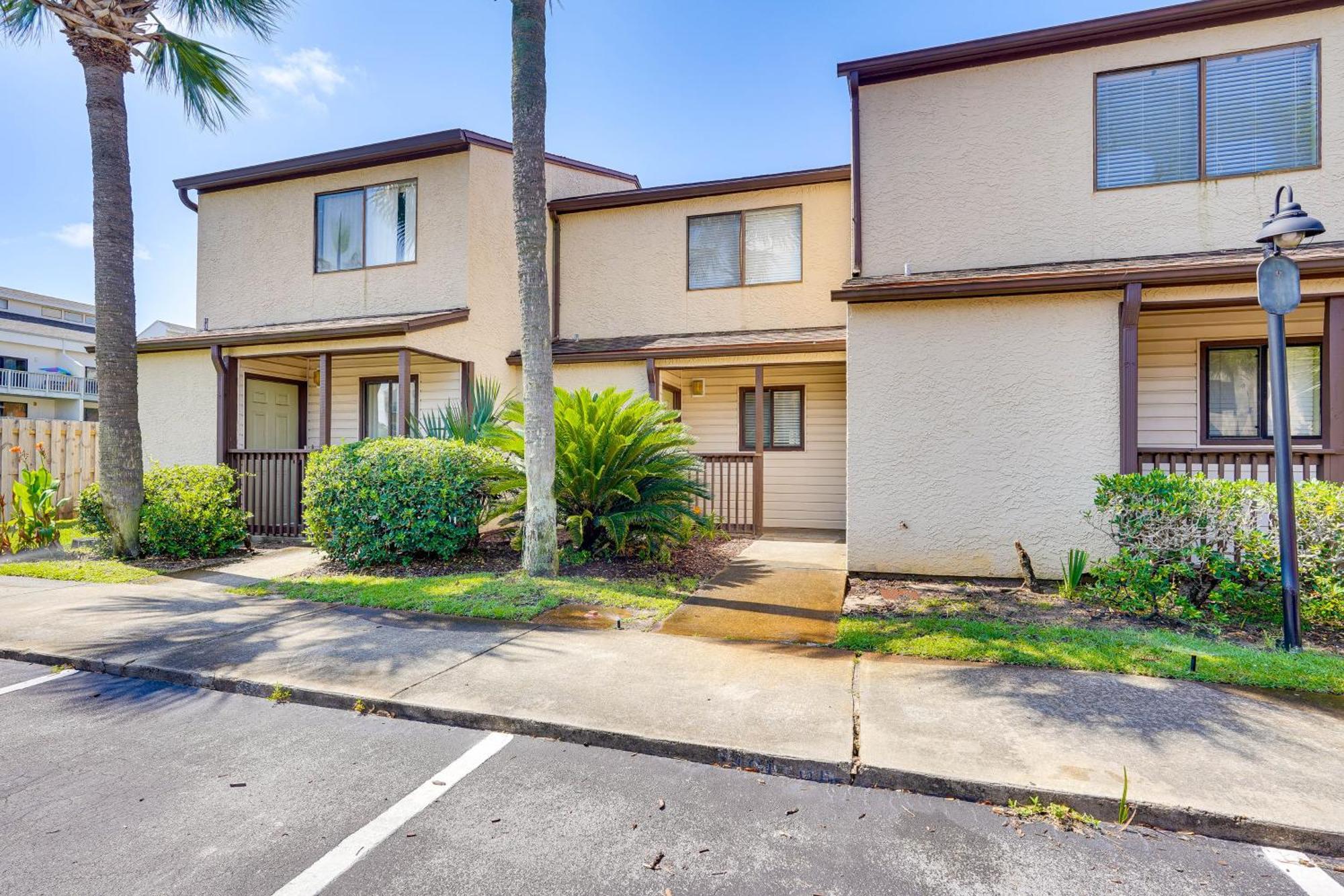Breezy Pcb Retreat With Balcony - Walk To Beach!