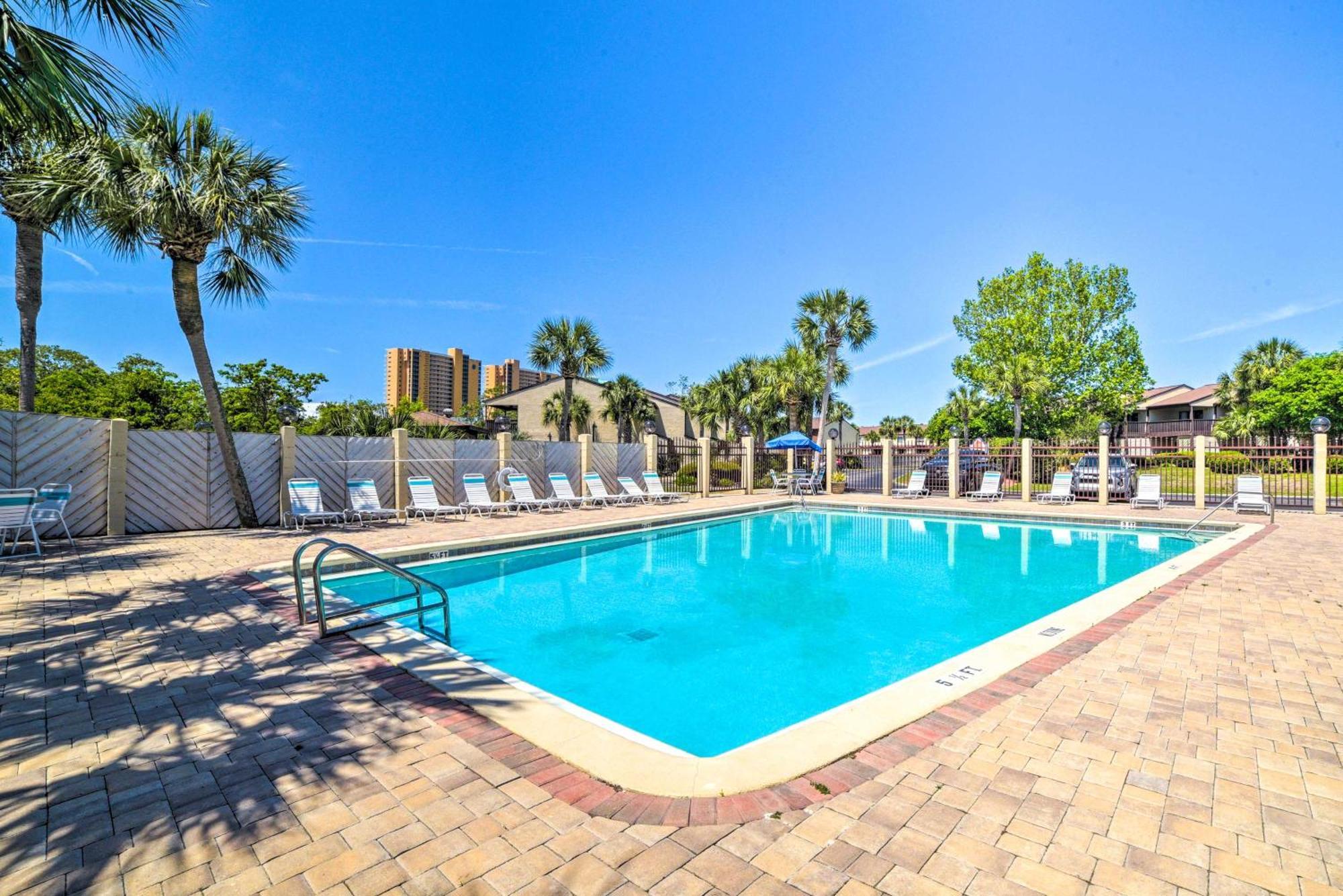 Apartment Breezy Pcb Retreat With Balcony - Walk To Beach!
