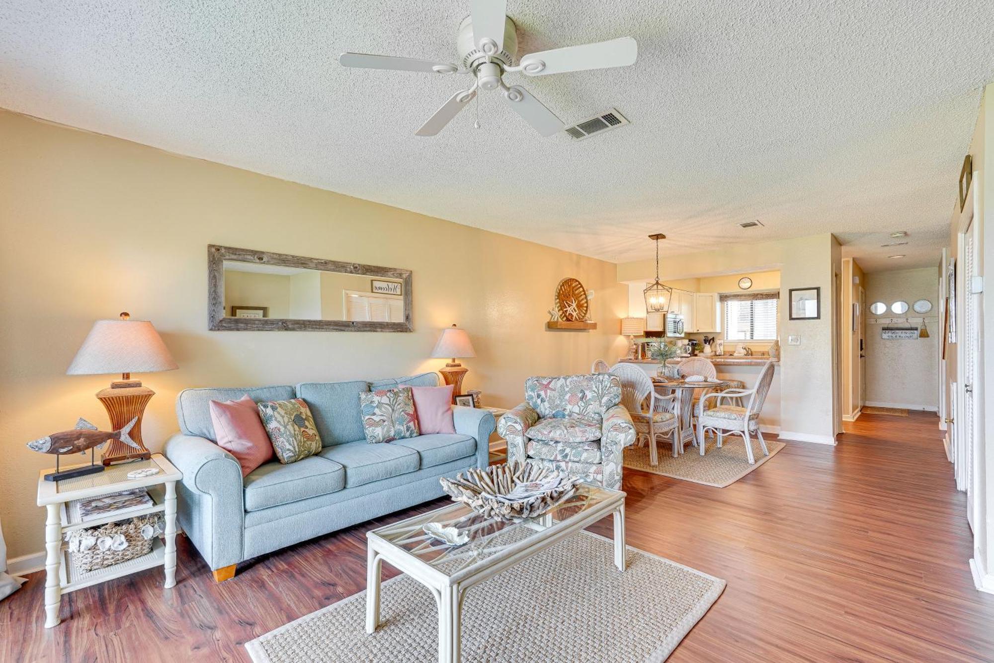 Breezy Pcb Retreat With Balcony - Walk To Beach! Apartment *